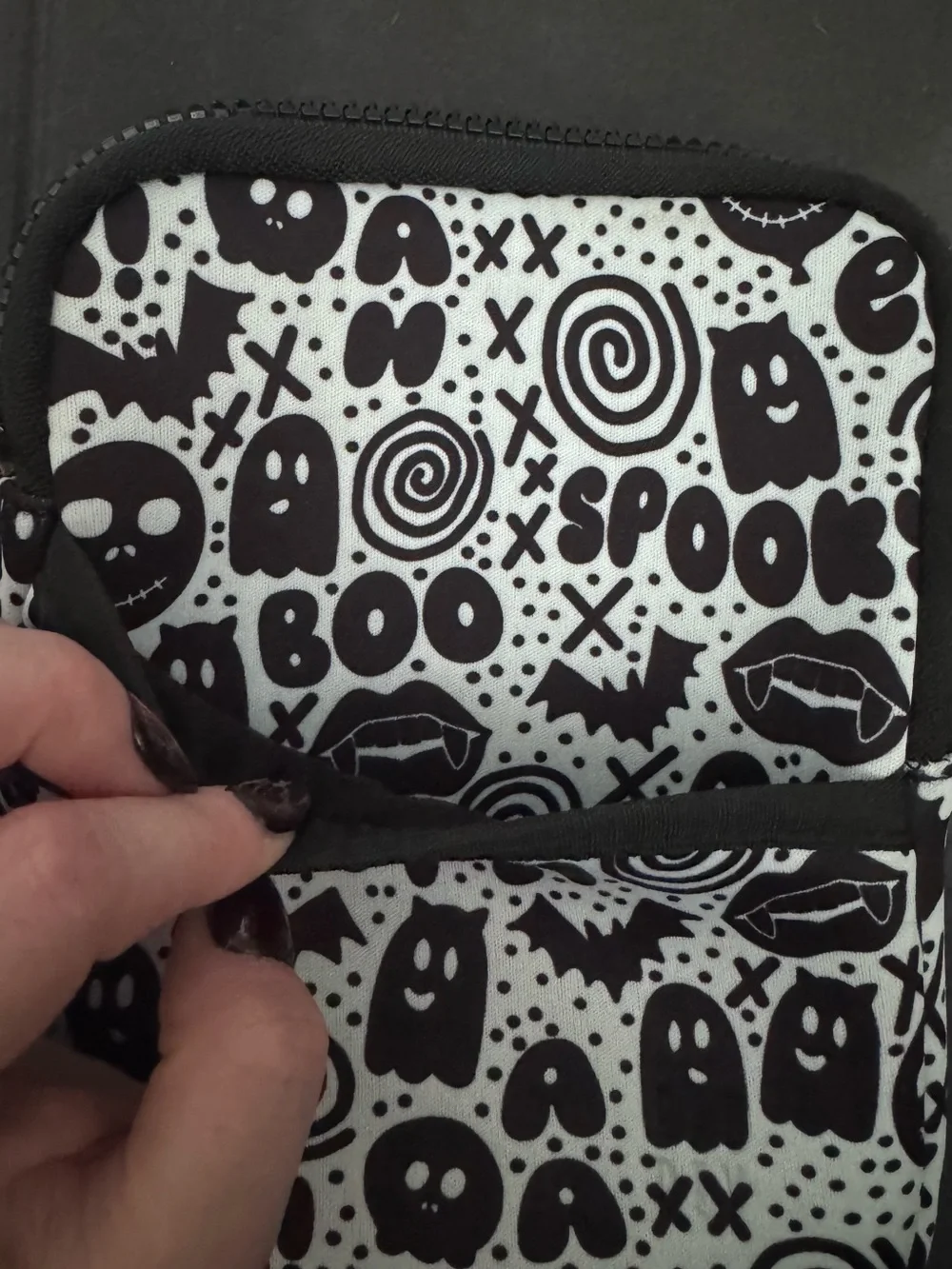 Radrev Halloween/spooky Kindle pouch